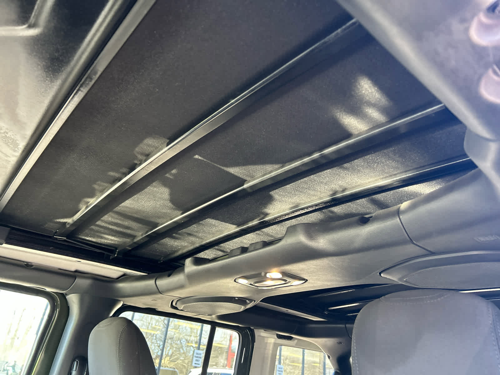 Used 2023 Jeep Wrangler Unlimited w/ Sun & Screen Package image 31