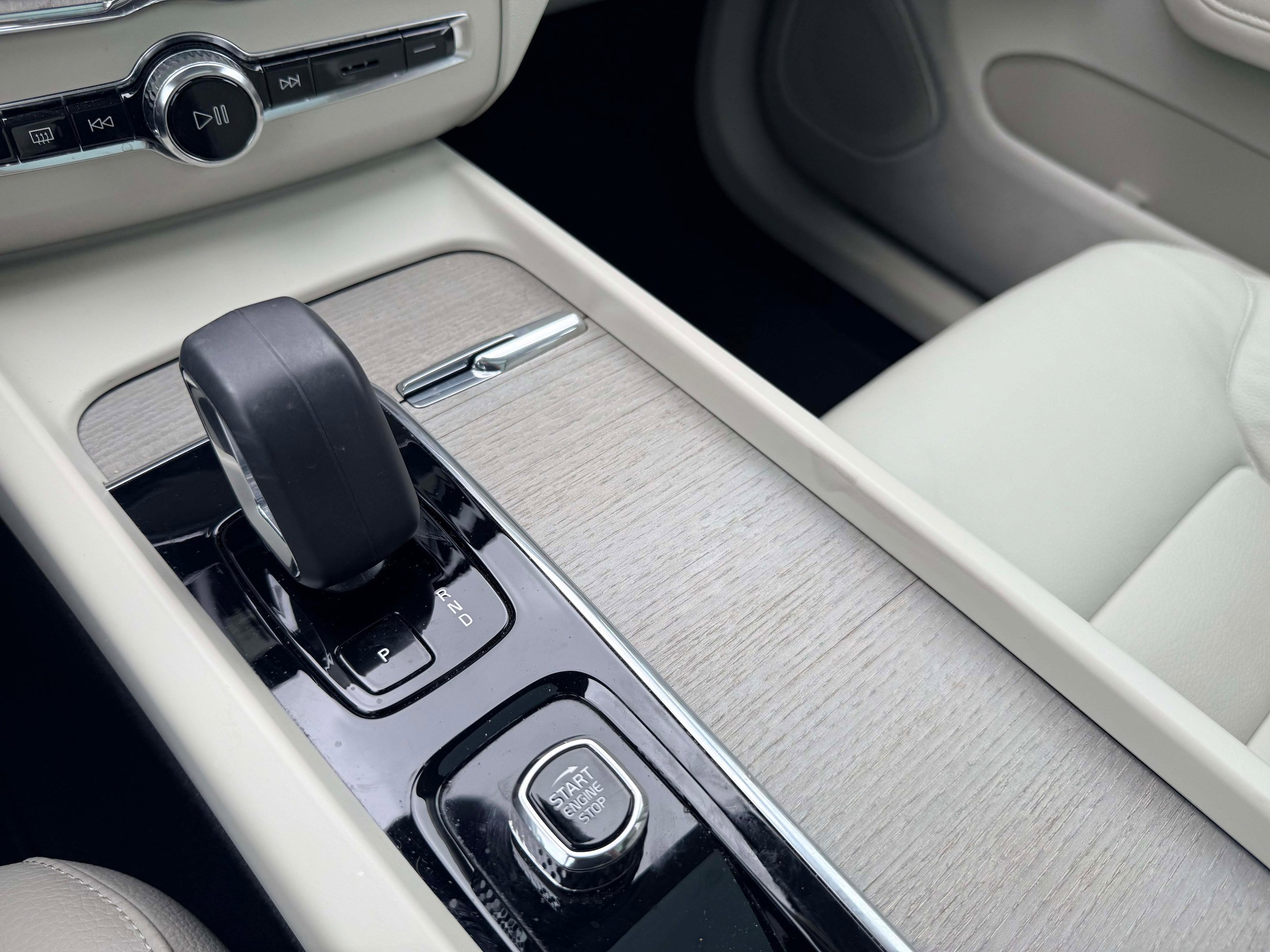 Certified 2023 Volvo XC60 B5 Plus w/ Protection Package Premier AWD/4WD image 19