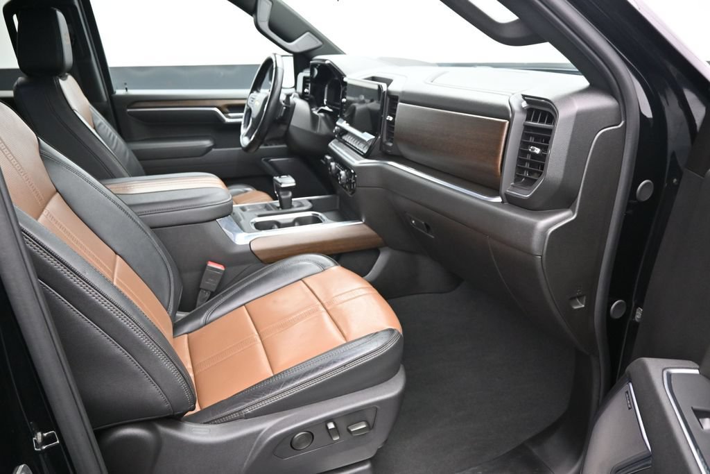 Used 2025 Chevrolet Silverado 1500 High Country AWD/4WD image 32