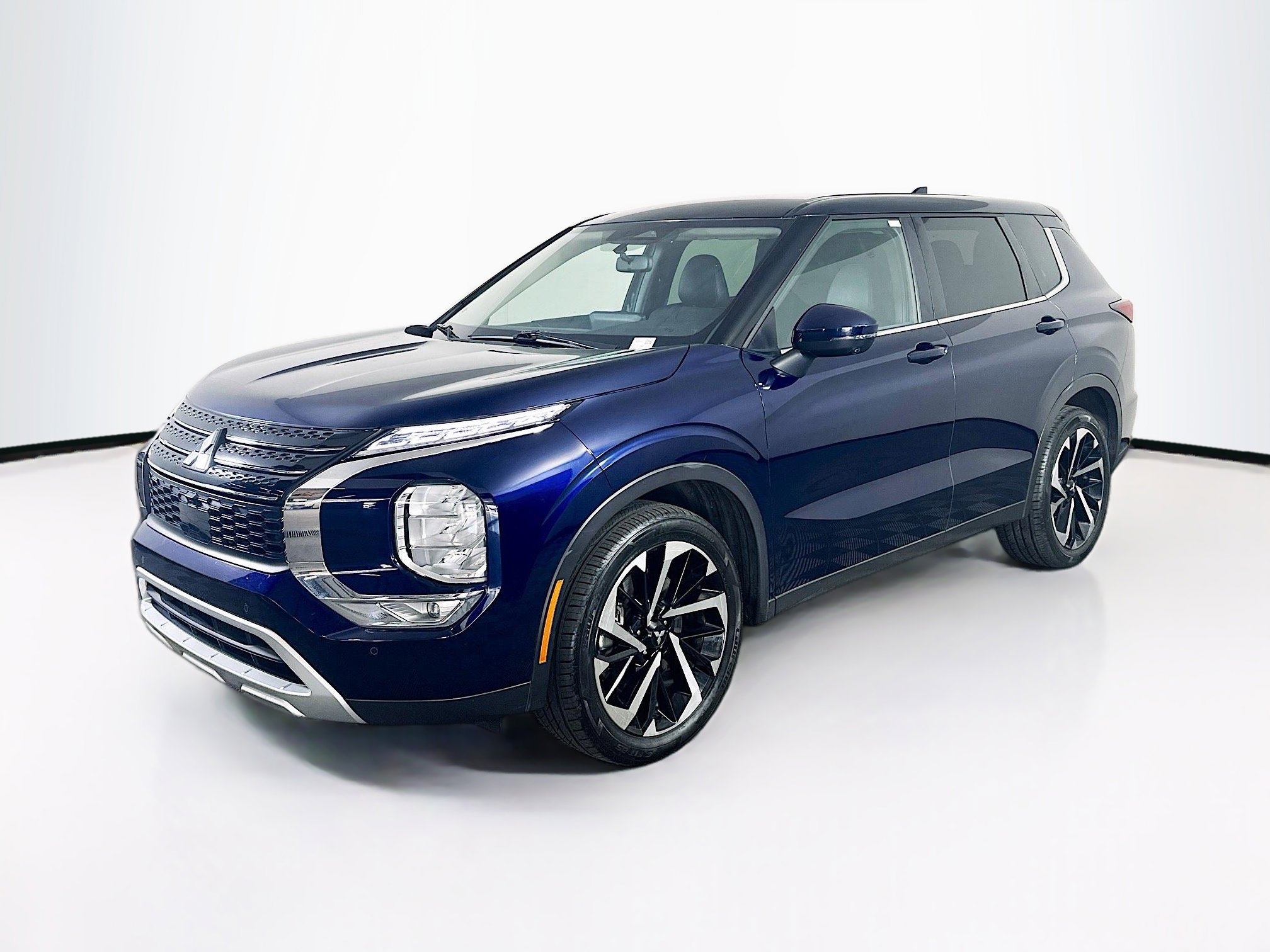 Used 2024 Mitsubishi Outlander SE image 3