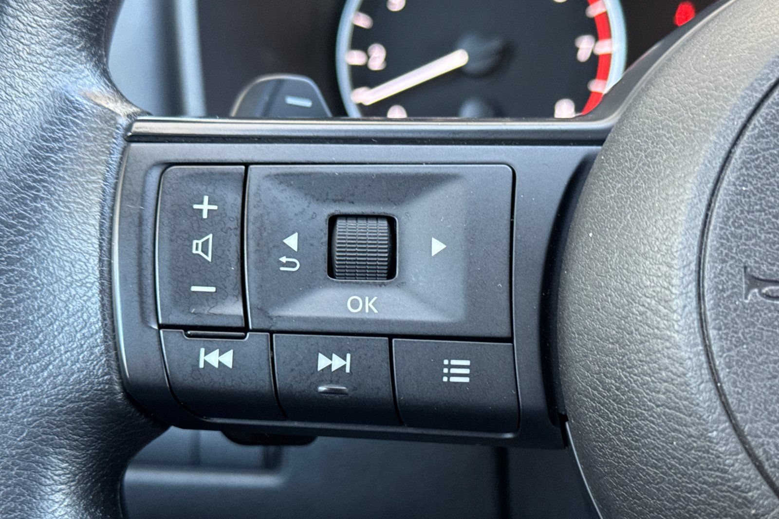 Used 2024 Nissan Rogue SV FWD image 26