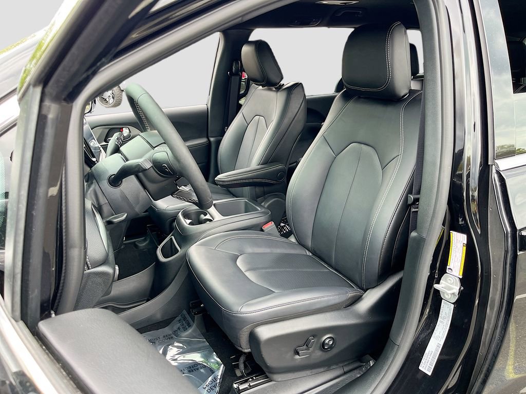 Certified 2025 Chrysler Pacifica Select image 20