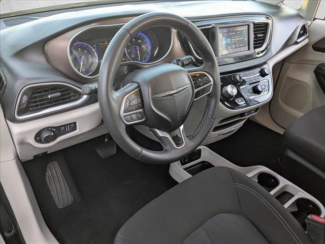 Used 2022 Chrysler Voyager LX image 10