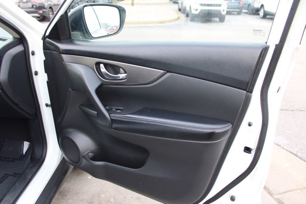 Used 2016 Nissan Rogue SV image 20
