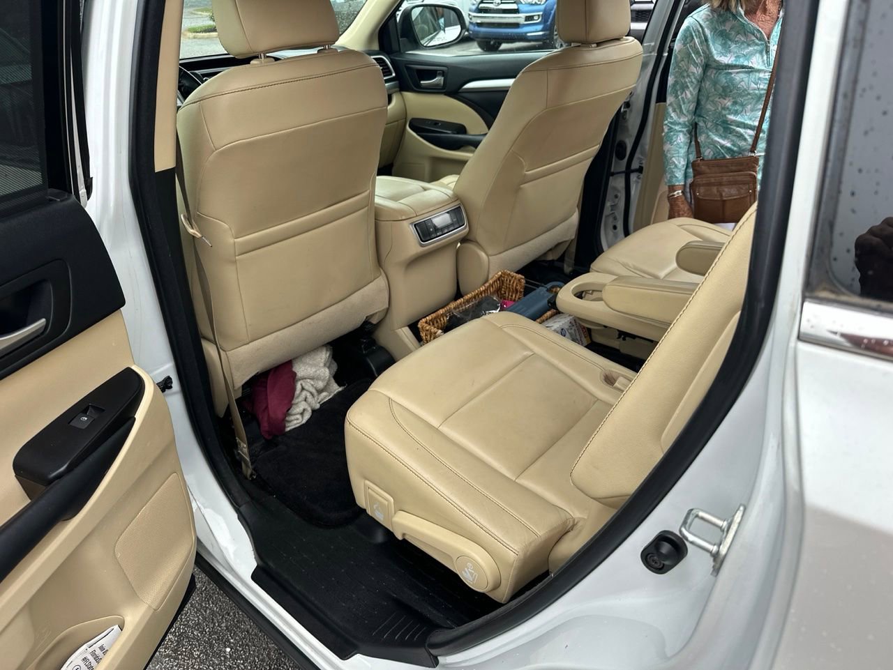 Used 2017 Toyota Highlander XLE FWD image 6