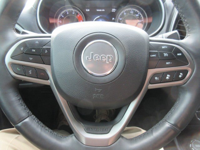 Used 2019 Jeep Cherokee Overland w/ Technology Group AWD/4WD image 33