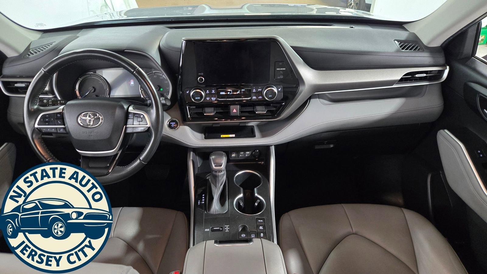 Used 2023 Toyota Highlander XLE AWD/4WD image 29