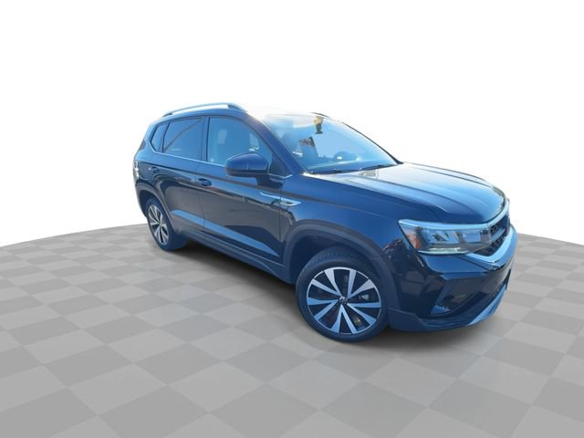 Used 2024 Volkswagen Taos SE FWD image 2