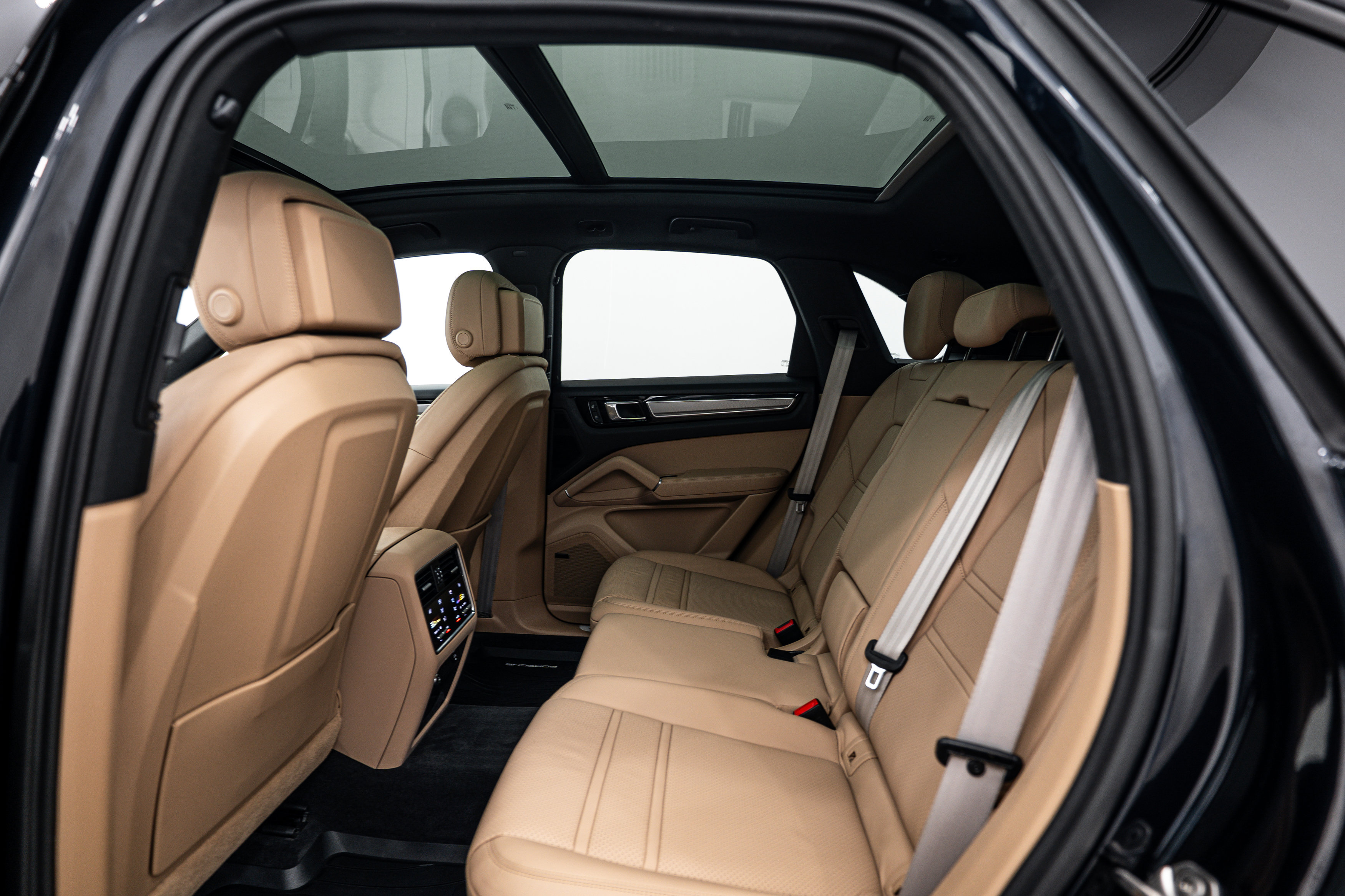 Certified 2023 Porsche Cayenne Platinum Edition image 23