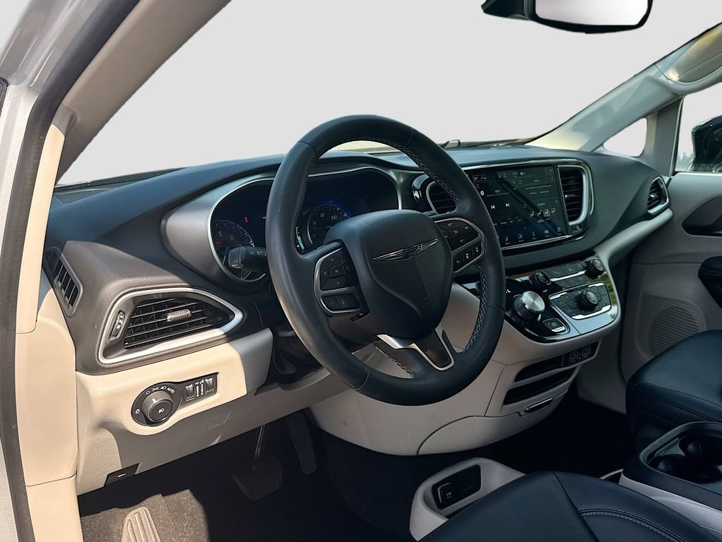 Used 2024 Chrysler Pacifica Touring-L FWD image 32