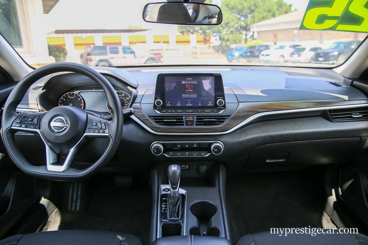 Used 2025 Nissan Altima 2.5 SV FWD image 31