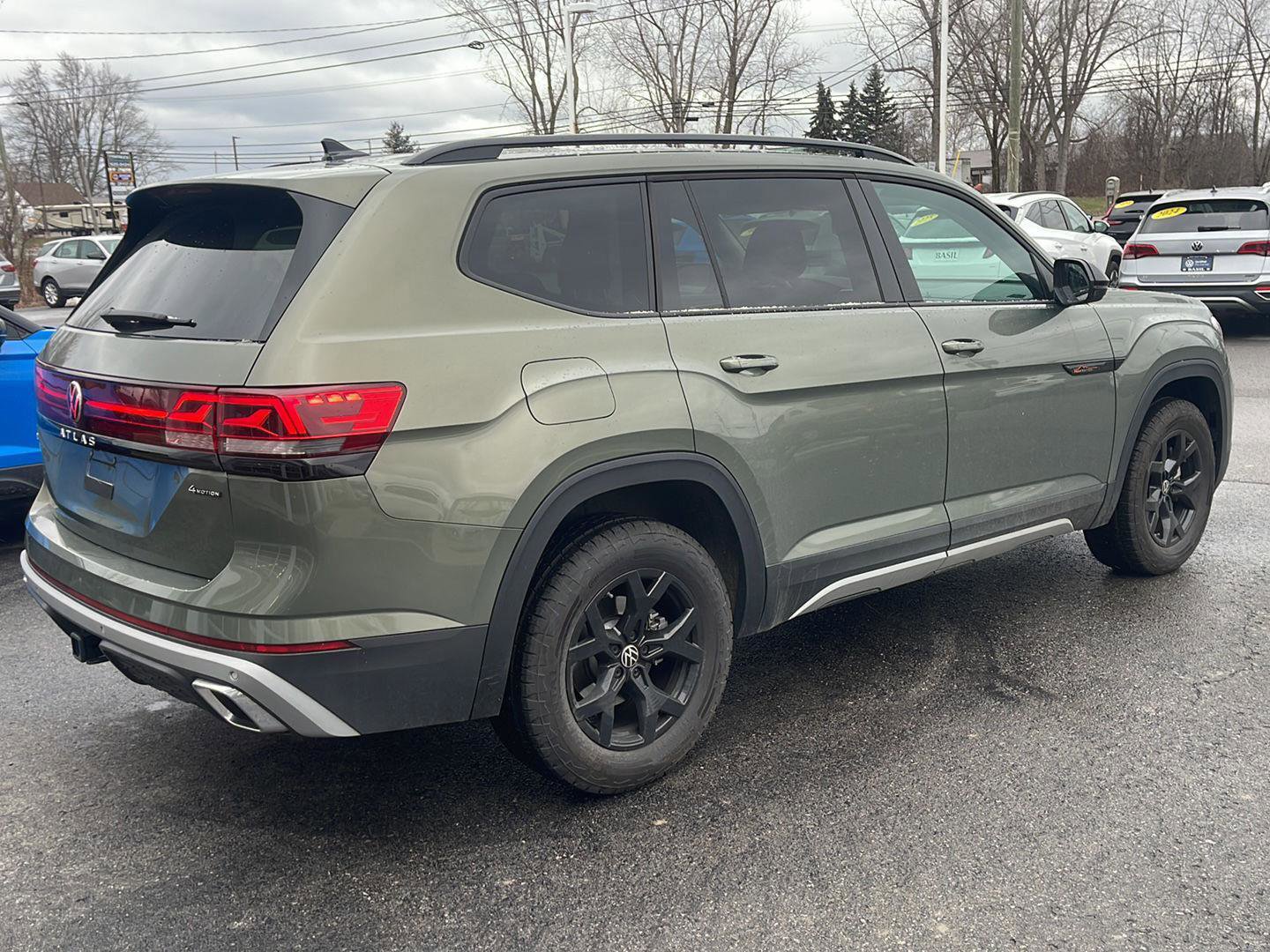 Used 2025 Volkswagen Atlas Peak Edition SE image 4