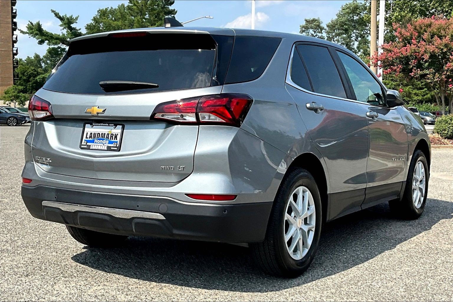 Used 2024 Chevrolet Equinox LT AWD/4WD image 2