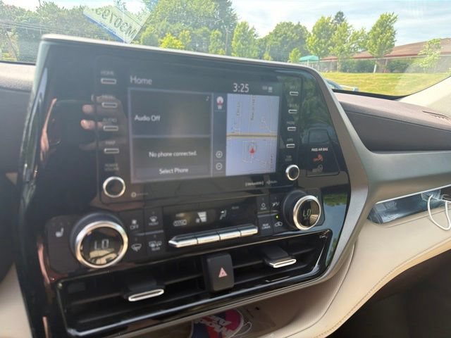 Used 2022 Toyota Highlander XLE AWD/4WD image 28