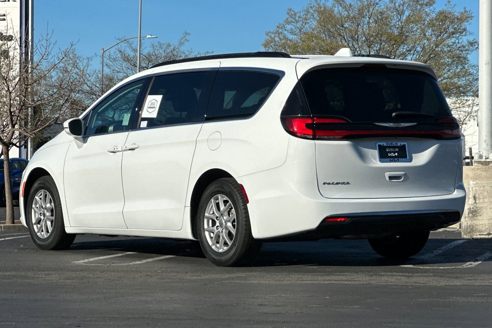 Used 2022 Chrysler Pacifica Touring-L FWD image 6
