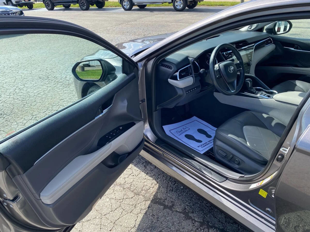 Used 2018 Toyota Camry XLE image 12