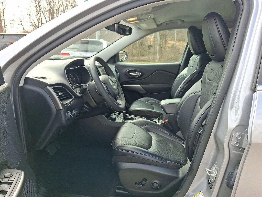 Certified 2022 Jeep Cherokee Latitude Lux w/ Mopar Interior Package image 11