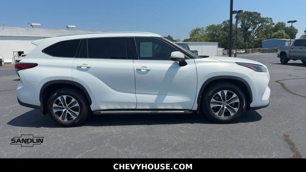 Used 2022 Toyota Highlander XLE FWD image 2