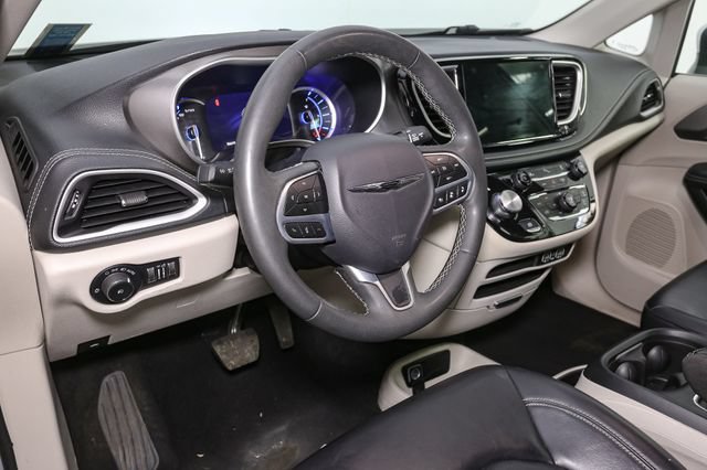 Used 2023 Chrysler Pacifica Touring-L FWD image 22