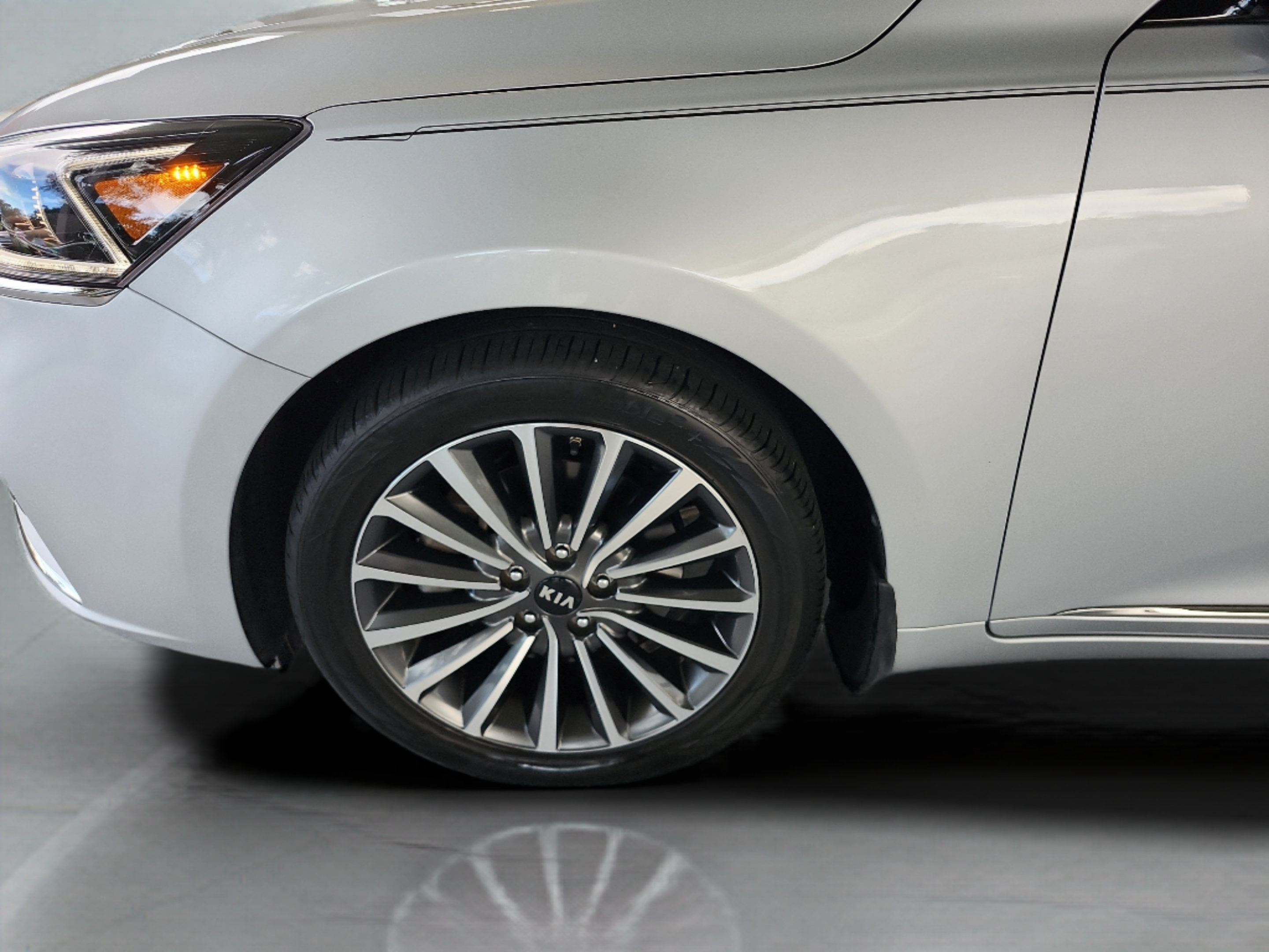 Used 2018 Kia Cadenza Premium FWD image 25
