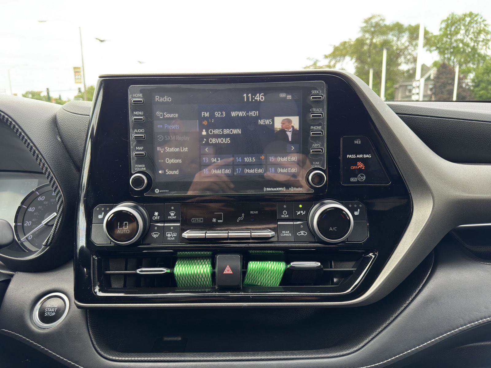 Used 2021 Toyota Highlander XLE AWD/4WD image 24