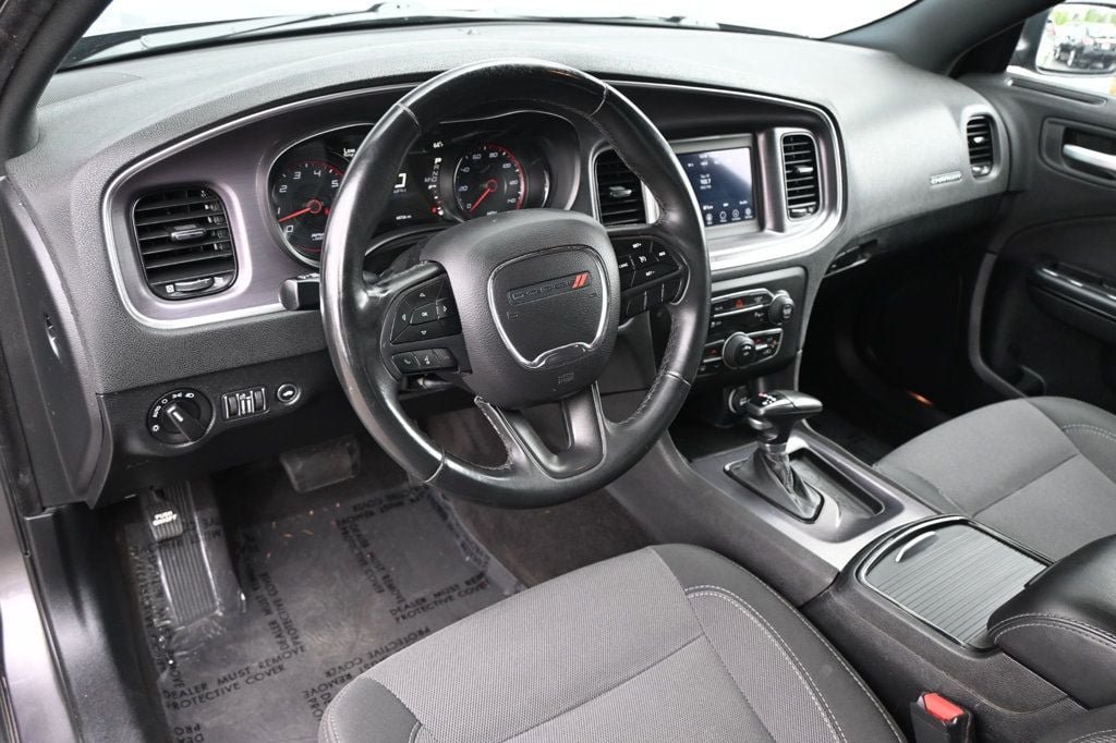 Used 2018 Dodge Charger SXT w/ Blacktop Package RWD image 7