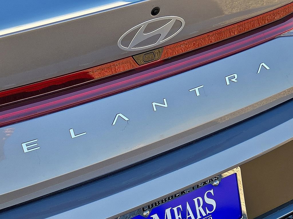 Used 2025 Hyundai Elantra Limited image 12