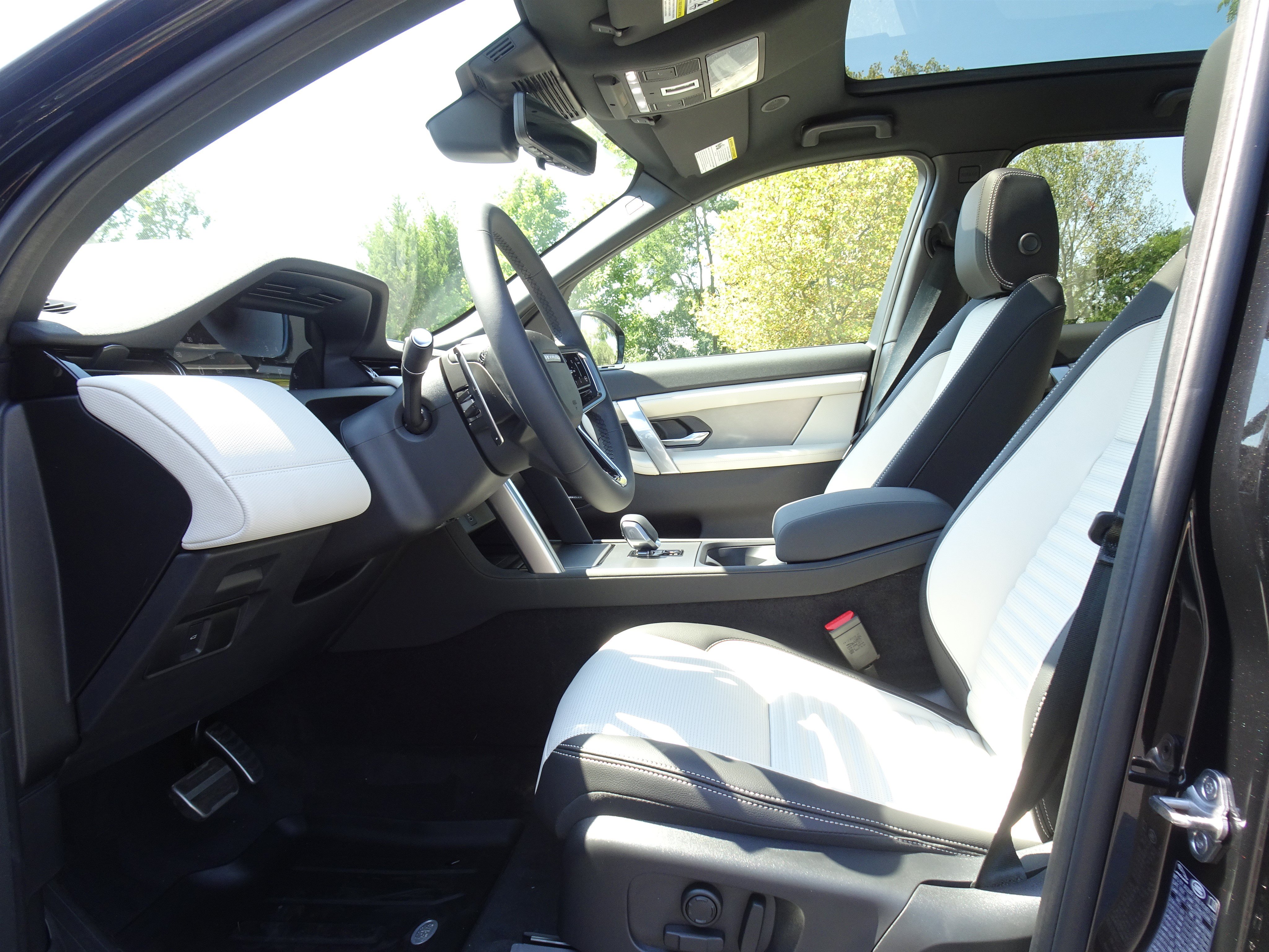 New 2026 Land Rover Discovery Sport Landmark AWD/4WD image 9