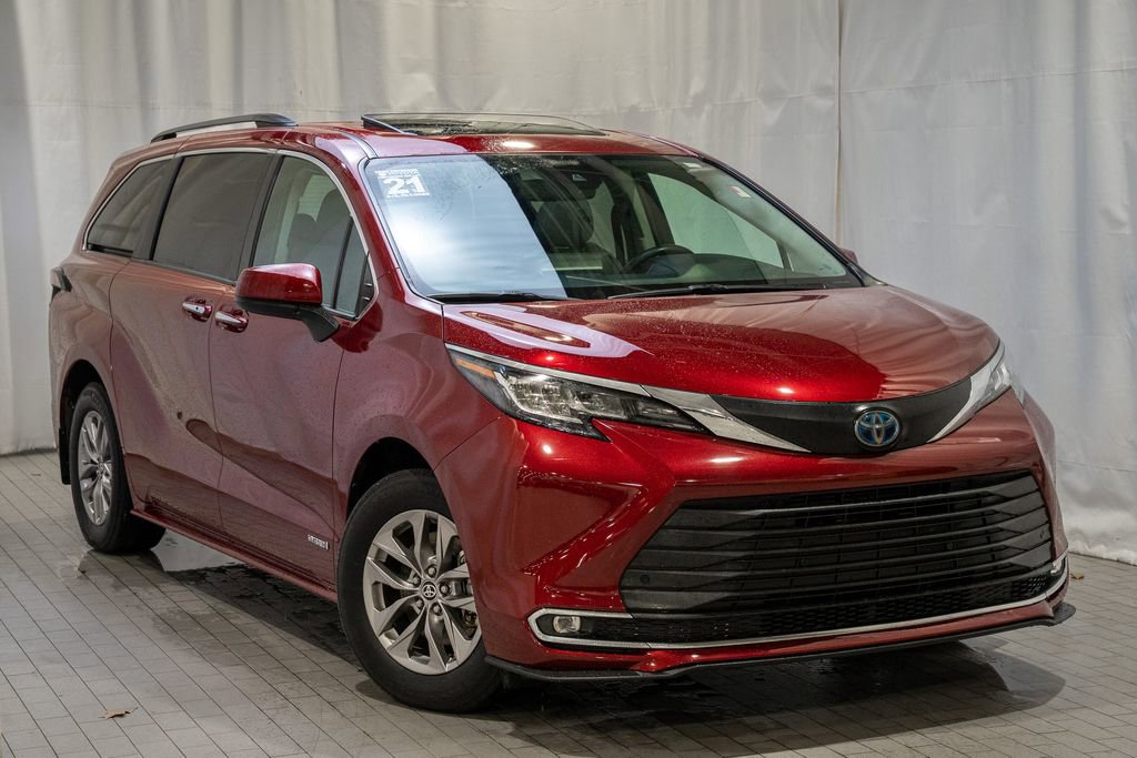 Used 2021 Toyota Sienna XLE image 1