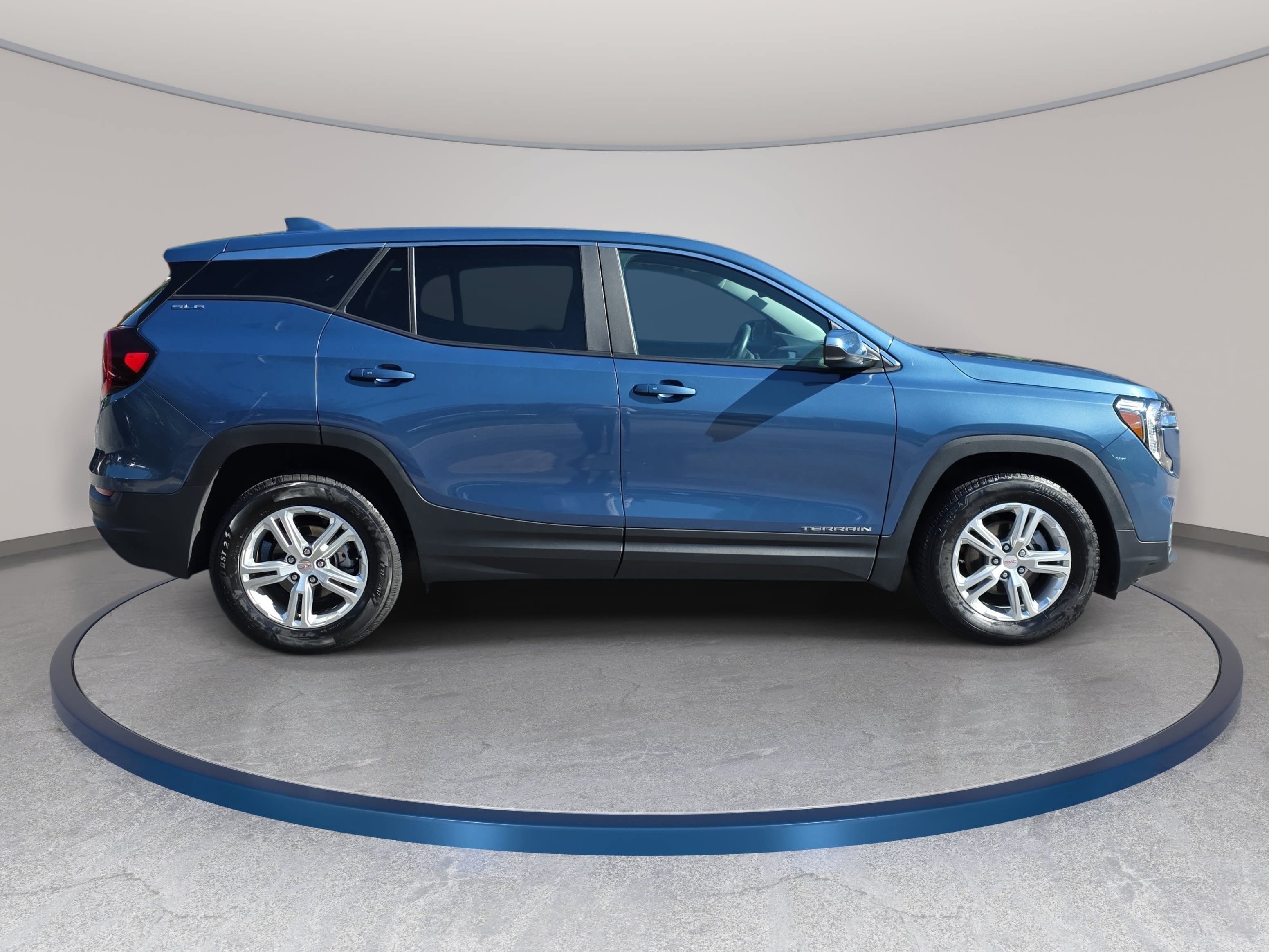 Used 2024 GMC Terrain SLE AWD/4WD image 4
