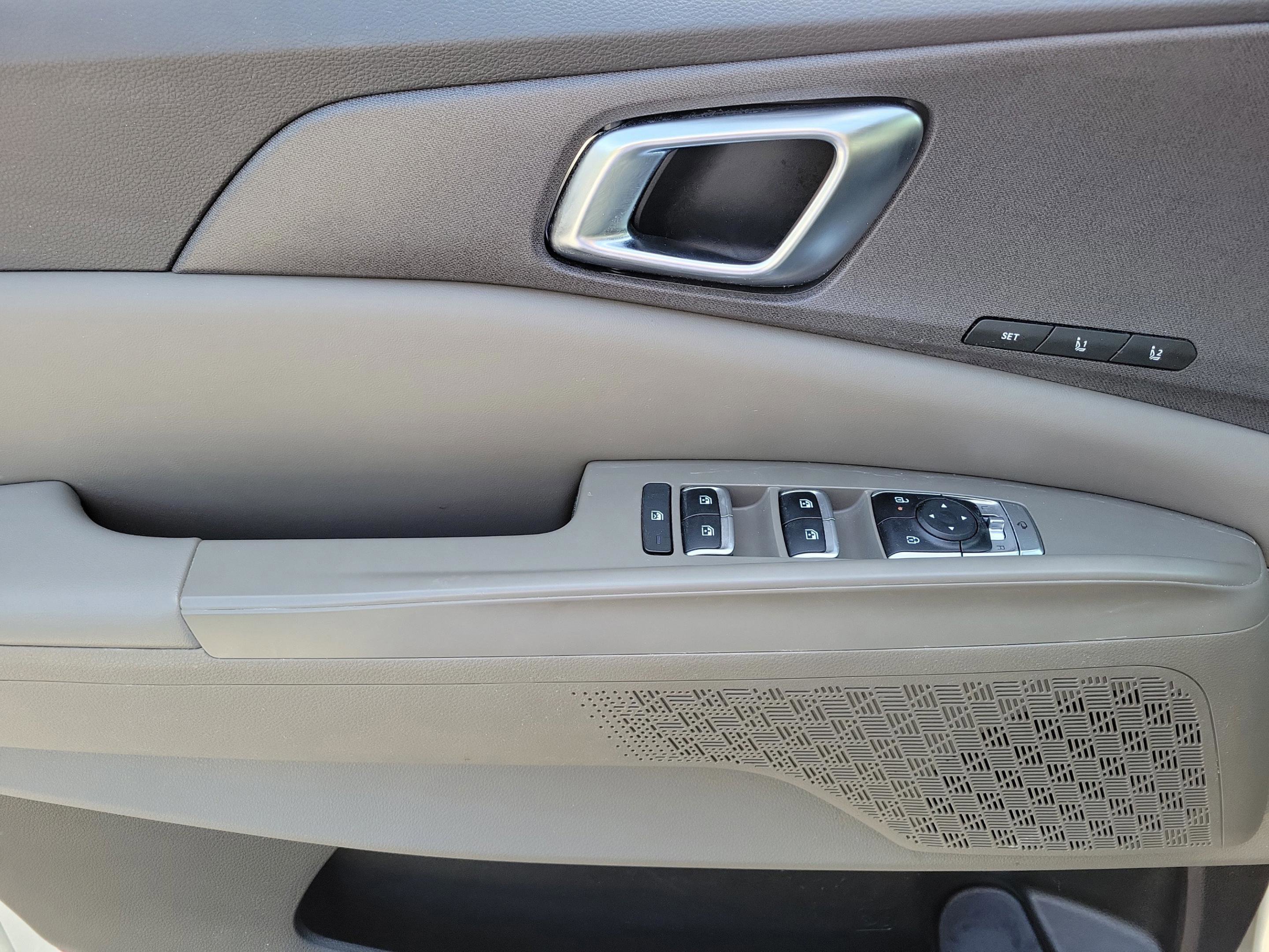 Used 2025 Kia Carnival SX FWD image 13
