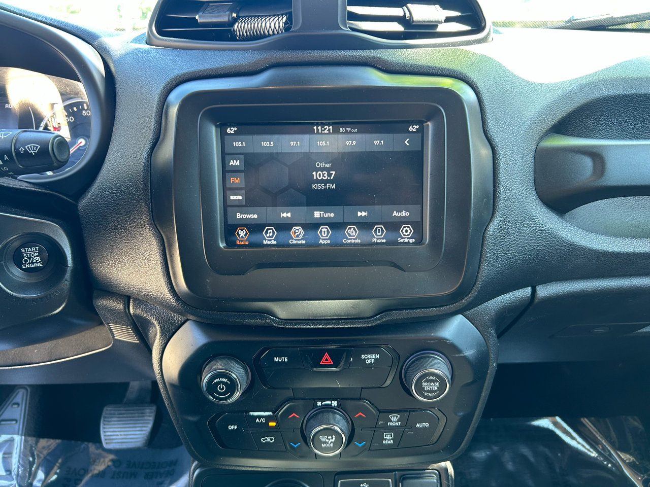 Used 2020 Jeep Renegade Latitude w/ Cold Weather Group image 10