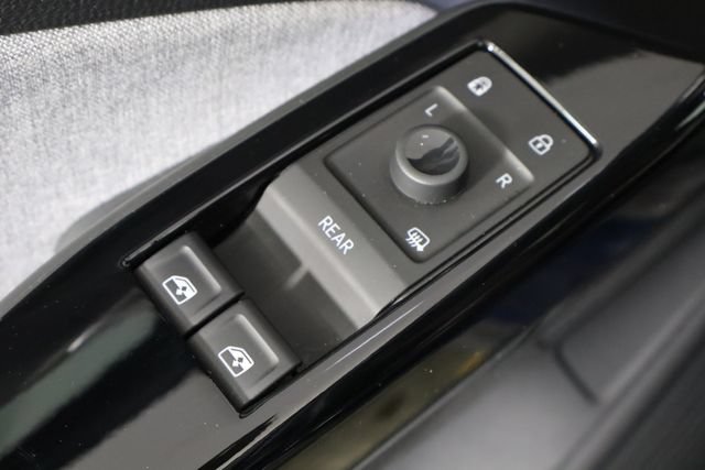 Used 2023 Volkswagen ID.4 Pro AWD/4WD image 19