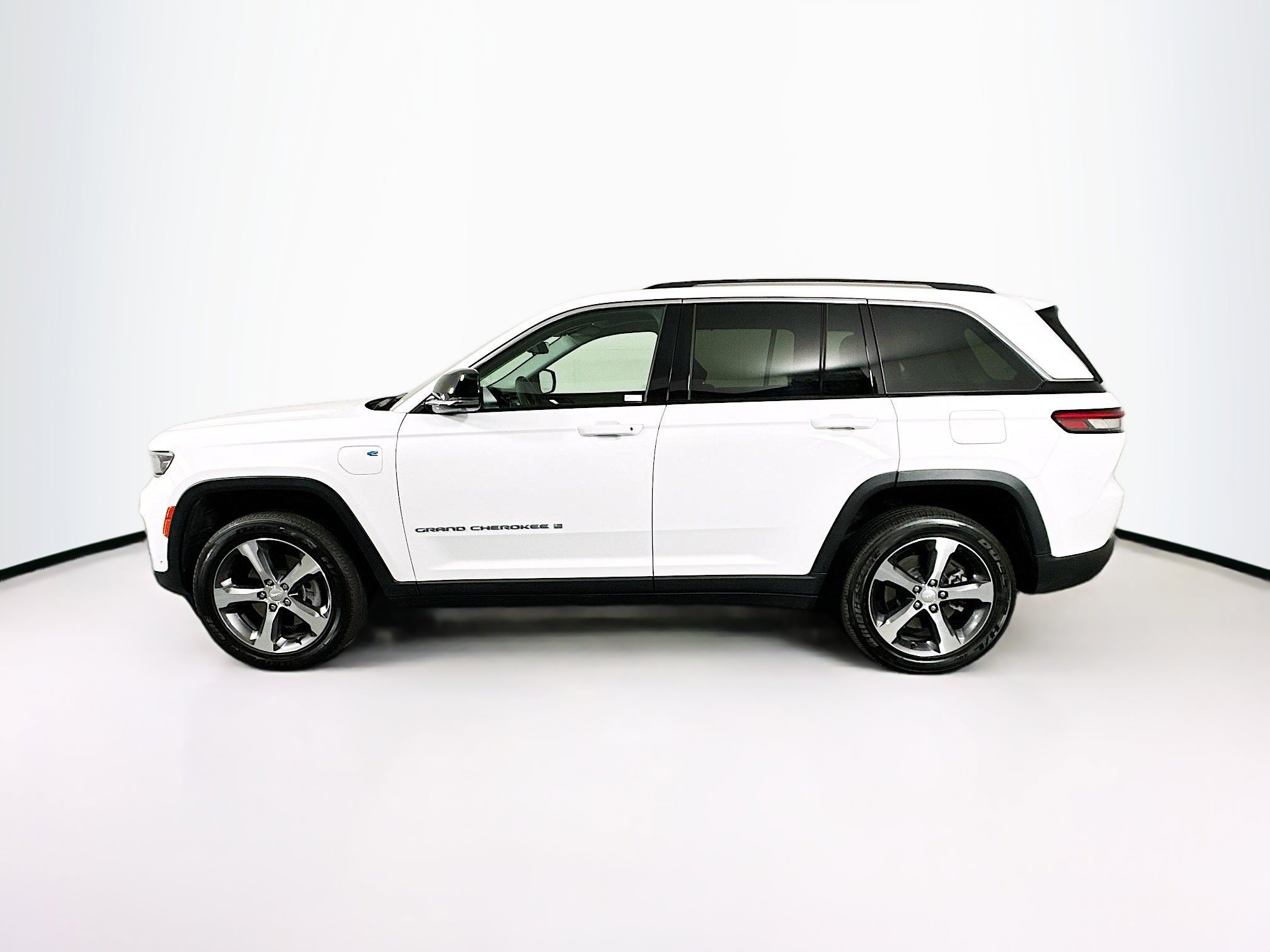 Used 2023 Jeep Grand Cherokee 4WD 4xe w/ Luxury Tech Group II image 4