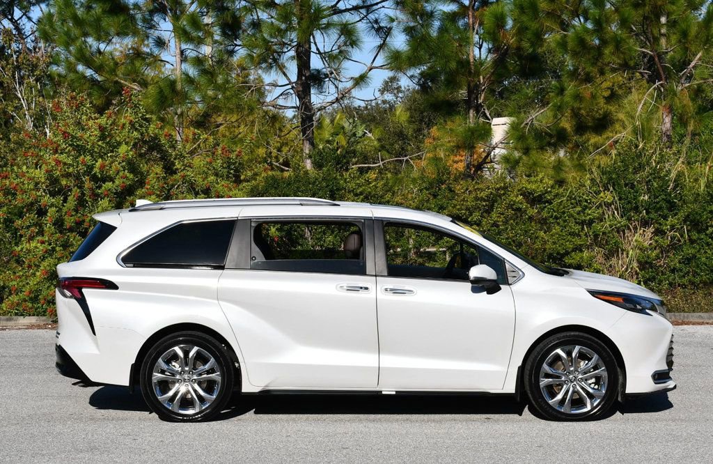 Used 2024 Toyota Sienna Platinum image 37