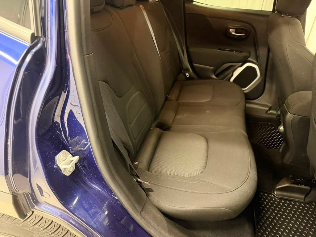 Used 2018 Jeep Renegade Latitude w/ Cold Weather Group AWD/4WD image 38