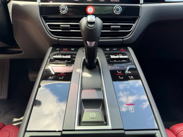 Used 2026 Porsche Macan AWD/4WD image 13