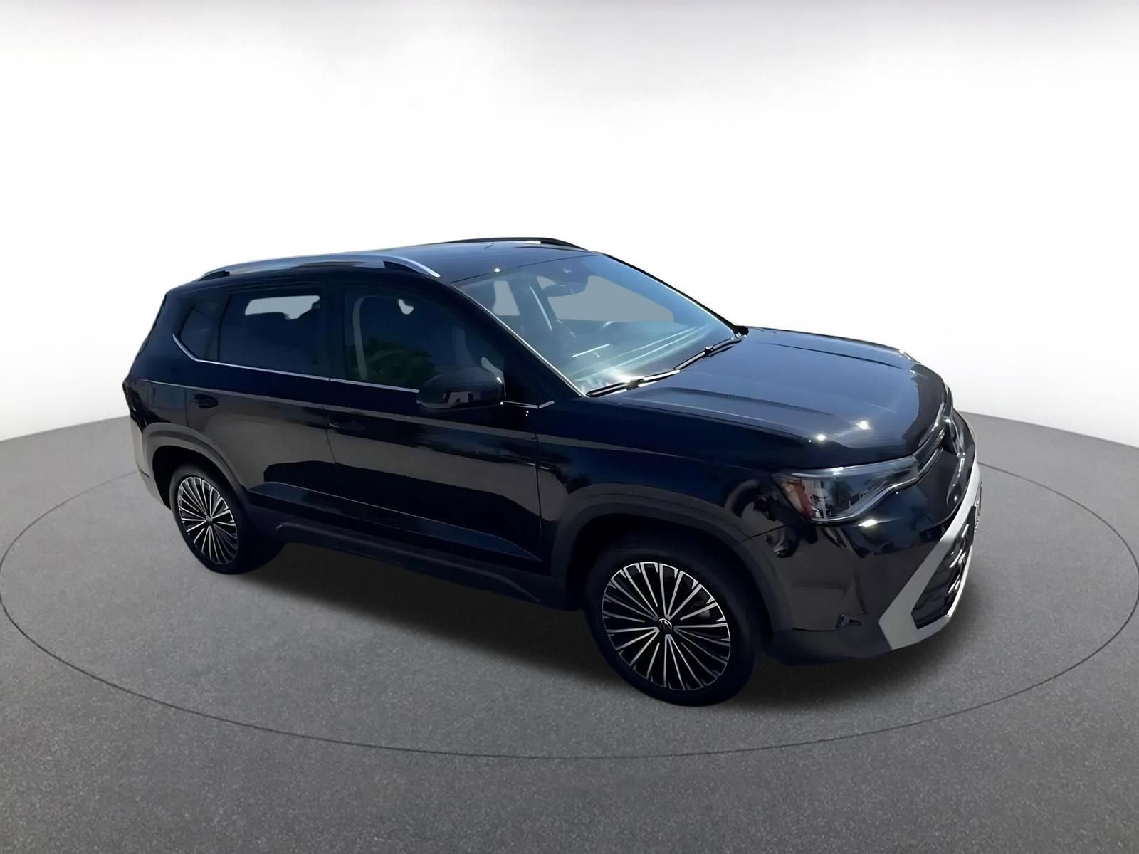 Used 2025 Volkswagen Taos SE FWD image 2
