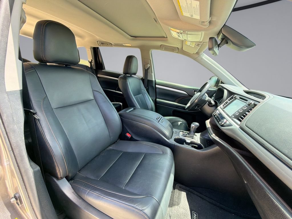 Used 2019 Toyota Highlander XLE FWD image 16