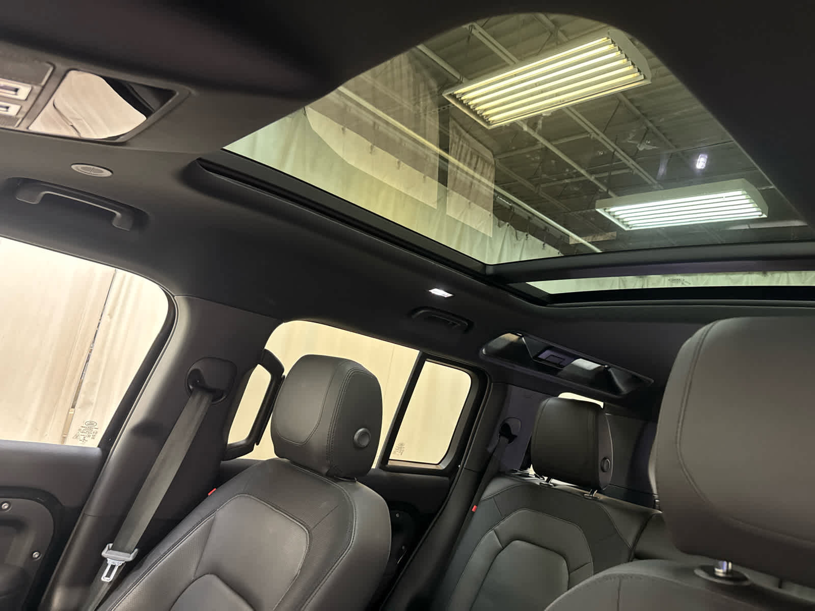 Used 2023 Land Rover Defender 110 X-Dynamic SE image 5