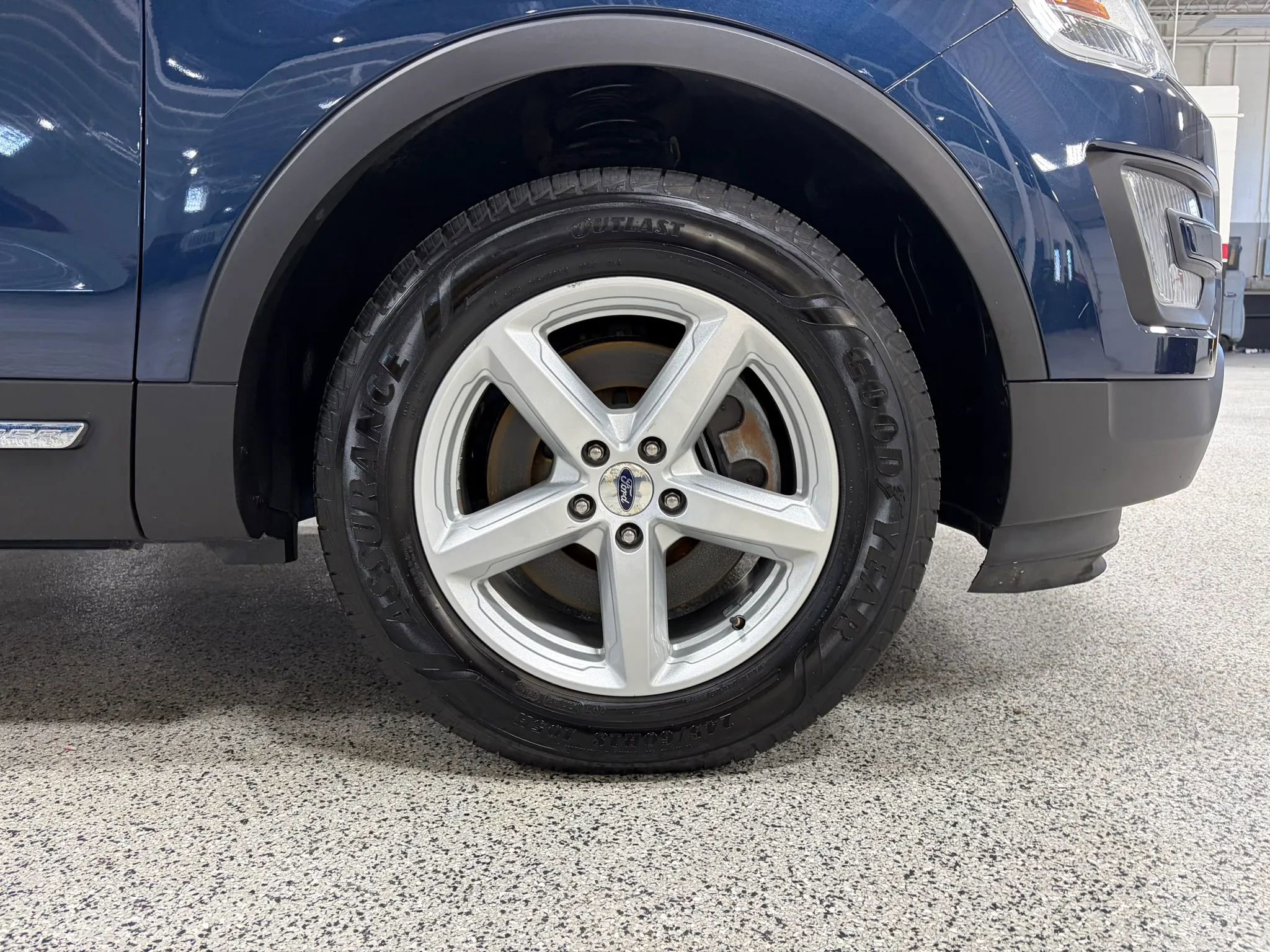 Used 2017 Ford Explorer XLT w/ Equipment Group 201A AWD/4WD image 15