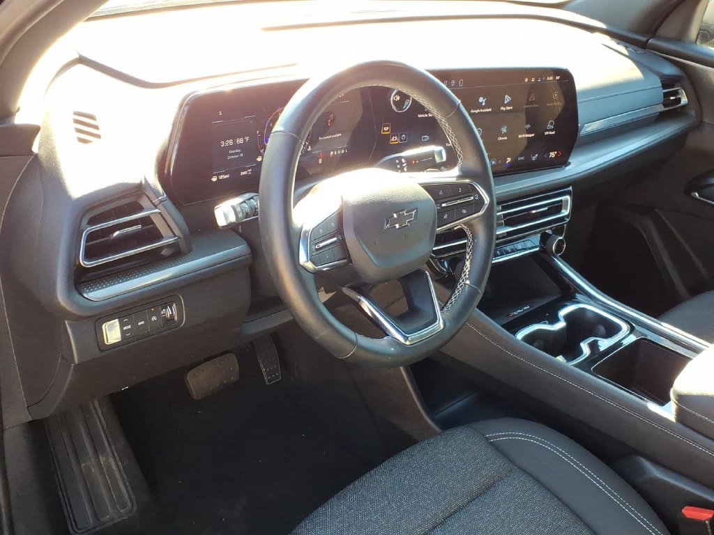 Used 2025 Chevrolet Traverse LT w/ Midnight/Sport Edition AWD/4WD image 18