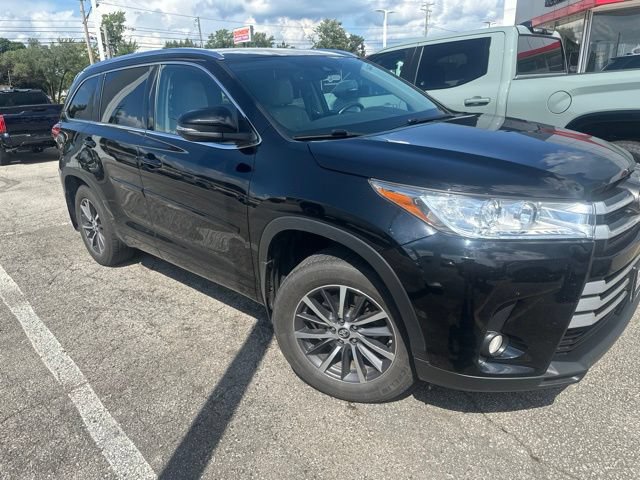 Used 2017 Toyota Highlander XLE AWD/4WD image 2