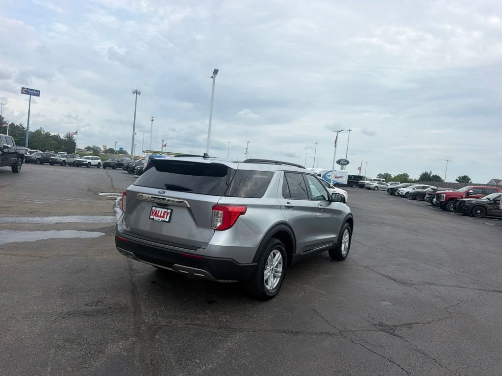 Used 2024 Ford Explorer XLT w/ Equipment Group 202A AWD/4WD image 8