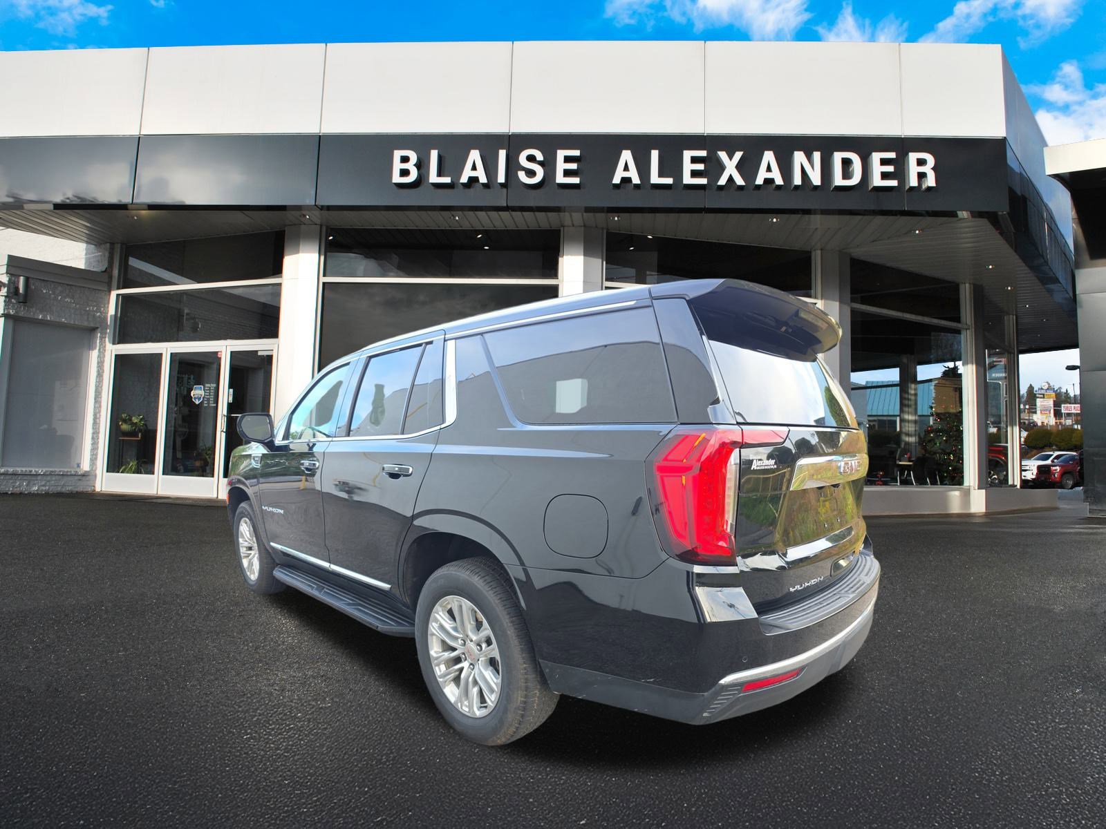 Used 2024 GMC Yukon SLT image 8