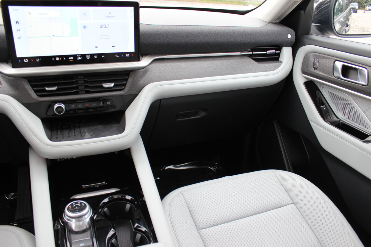 Used 2025 Ford Explorer Platinum w/ LUX Leather Package image 24