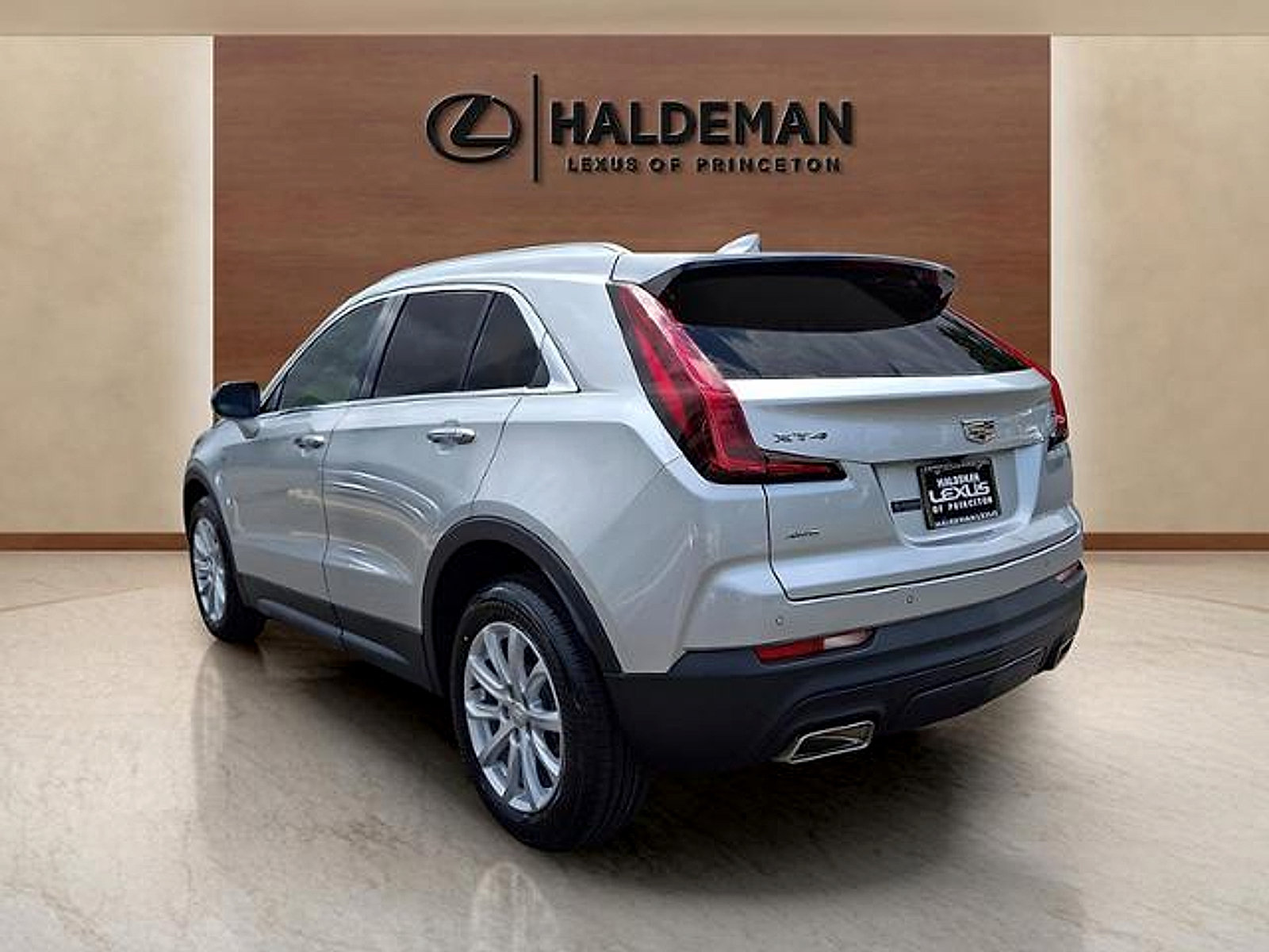 Used 2021 Cadillac XT4 Luxury w/ Cold Weather Package AWD/4WD image 4