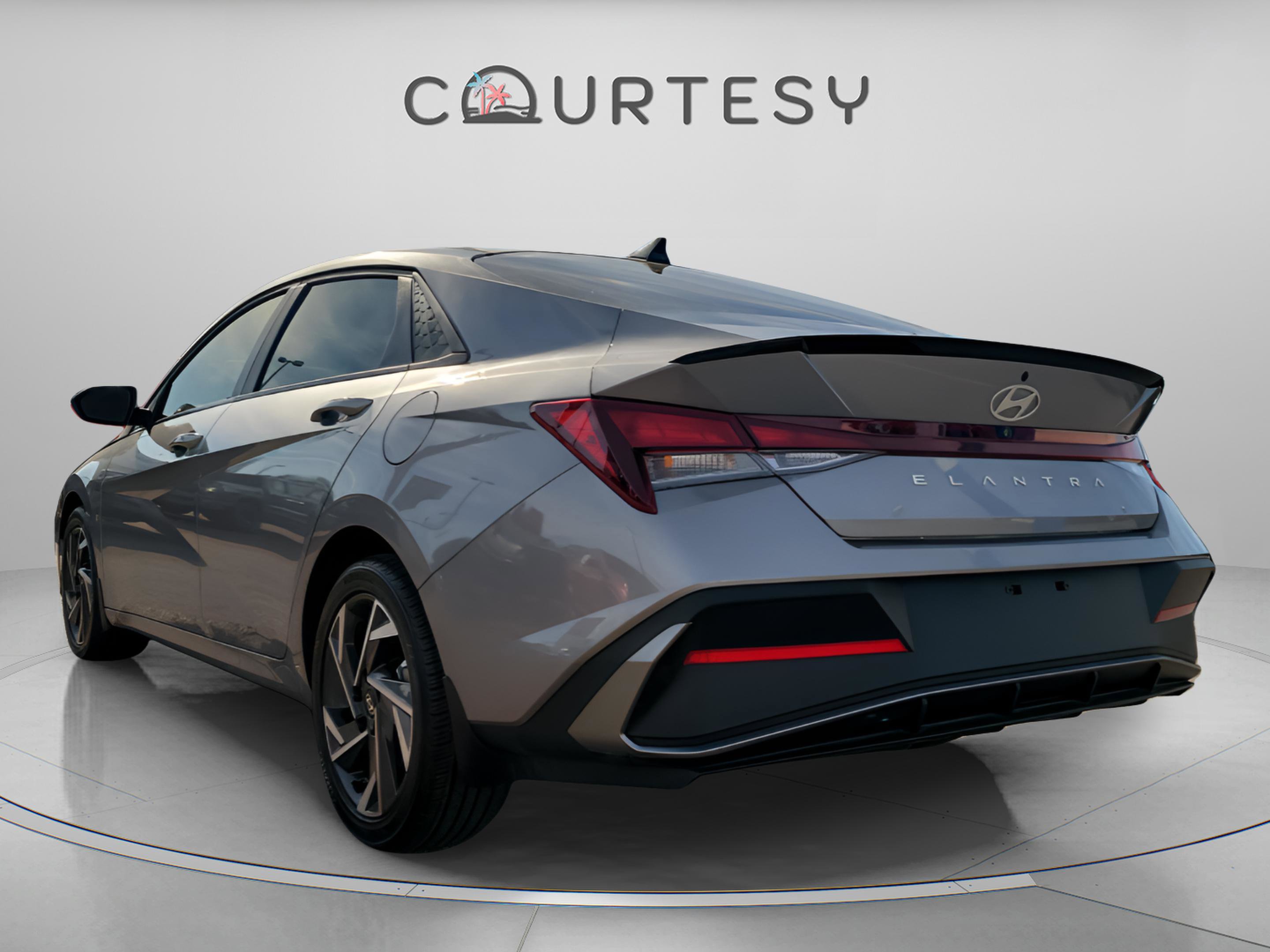 Used 2025 Hyundai Elantra Sport video 2