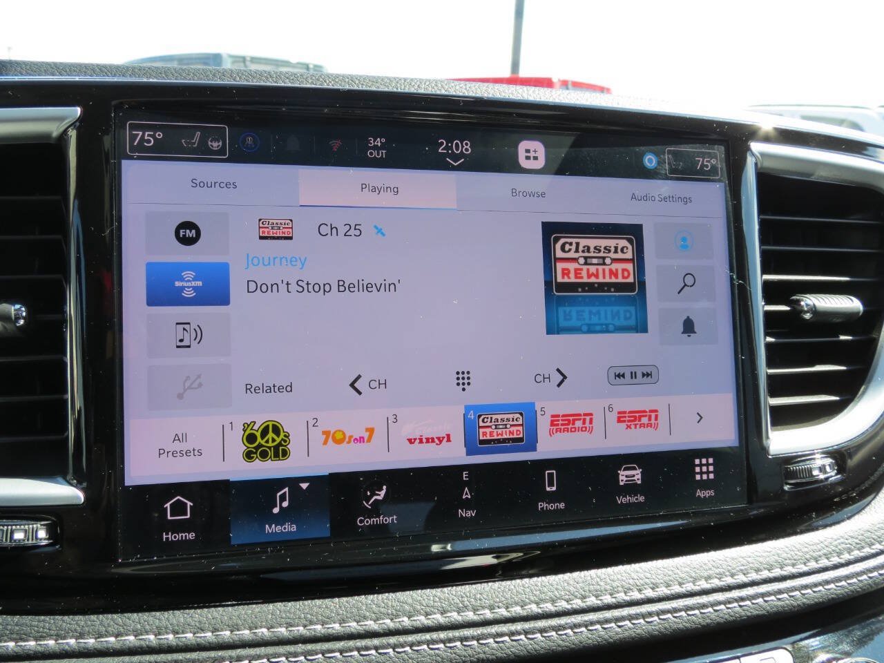 Used 2024 Chrysler Pacifica Limited w/ Trailer Tow Group FWD image 13