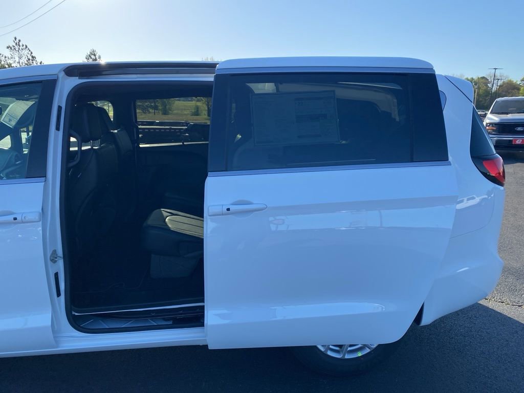 New 2026 Chrysler Pacifica Select image 31